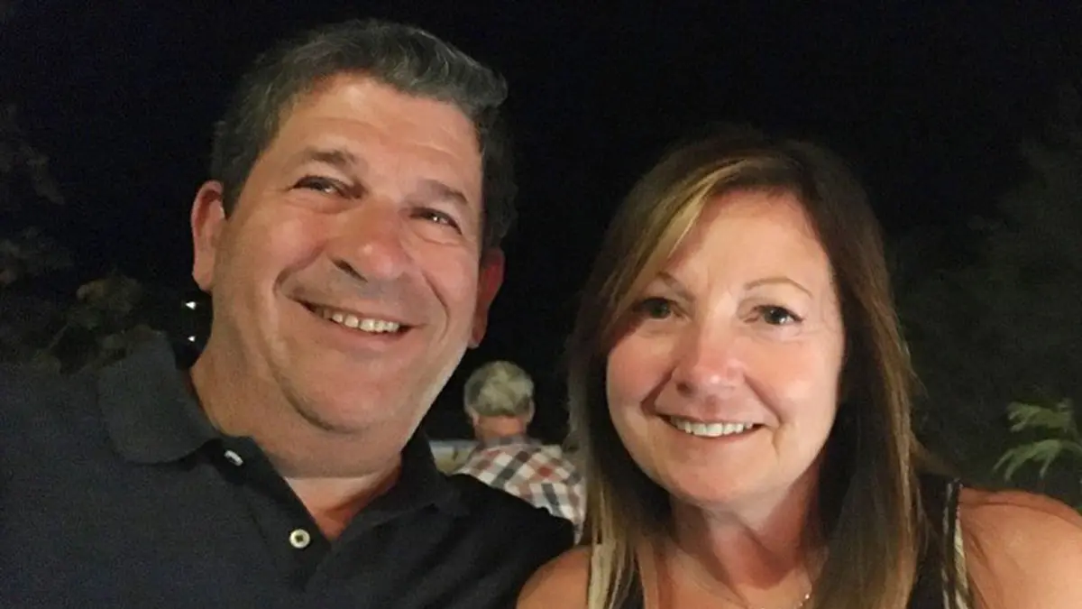 Robert Rosenfeld with his wife, both smiling, was treated at MSK with radiation therapy.    